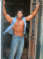 Latin bodybuilder Bruno Divino photos by Muscle Gallery