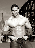 Roberto Castellano, hot latin muscle man by Muscle Gallery