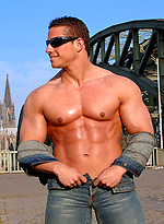 Roberto Castellano, hot latin muscle man by Muscle Gallery