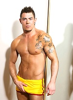Muscled hunk Carl by UKNakedmen
