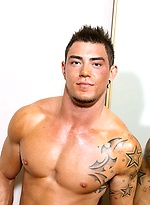 Muscled hunk Carl by UKNakedmen
