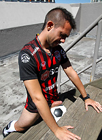 Aussie Heatwave - Gustavo Diaz gets naked to keep cool by Bentley Race