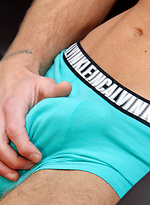 Hunky Josh Wanks His Uncut 8\